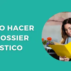 Una mujer sonríe mientras lee un dosier artístico amarillo. El texto indica "Cómo hacer un dosier artístico".
