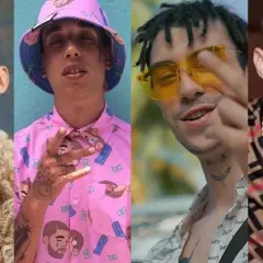 Cuatro artistas de hip hop español posan con cadenas de oro y atuendos llamativos.