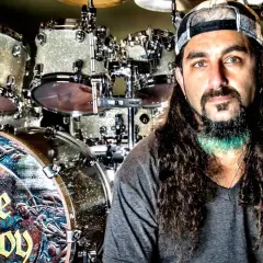Mike Portnoy, baterista de la banda, posa frente a su set de batería Tama.