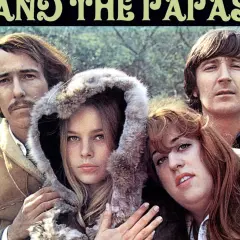 Los miembros de The Mamas & the Papas posan juntos, con un hombre a la izquierda y otro a la derecha, y dos mujeres en el centro.