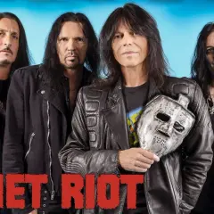 Los miembros de Quiet Riot posan con una máscara de hockey plateada.