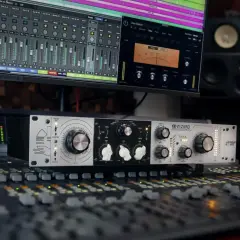 Equipo de audio profesional con un saturador de audio en primer plano, listo para dar calidez a las mezclas.