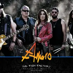 Cinco músicos de rock, con guitarras y baquetas, listos para rockear. Las bases de batería esperan el ritmo.