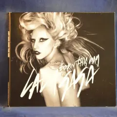Lady Gaga, con su icónico maquillaje y cabello rubio, posa para la portada de su álbum "Born This Way".