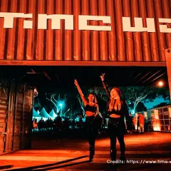 Dos chicas celebran la entrada a Time Warp Mannheim, un evento de música electrónica.