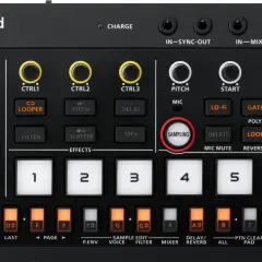 Roland P-6 con botón "SAMPLING" resaltado, un sampler que permite crear música.