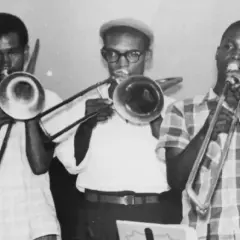 Tres músicos tocando trombones, listos para un concierto de musica ska.