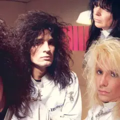 Vince Neil joven y su banda Mötley Crüe posan con sus icónicos peinados y atuendos de glam rock.