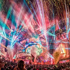 Multitud celebra en Tomorrowland, luces láser, confeti y fuegos artificiales crean un espectáculo mágico. ¡Así es como ir a Tomorrowland!