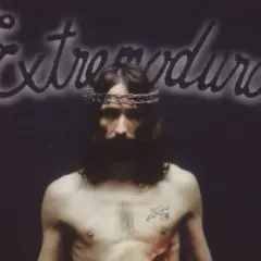 El cantante de Extremoduro, uno de los grupos extremeños de rock más icónicos, con corona de espinas y tatuaje.