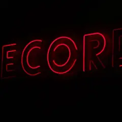 Letrero de neón rojo con la palabra "RECORD", evocando la era dorada de los sellos discográficos y la música.