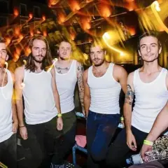 Una banda de chicos con camisetas blancas, listos para tocar. Podrían ser las próximas big bands famosas.