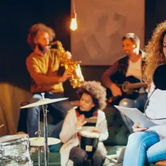 Banda ensayando en estudio. Una cantante lidera, acompañada por saxofón, guitarra, batería y percusión. Sueñan con una gran carrera musical.