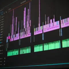 Líneas de tiempo de edición de video con clips de audio y video. El trabajo de producción en curso se muestra en la pantalla.