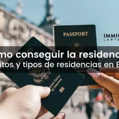 Manos sostienen pasaportes, listos para el concierto de residencia en España. Texto: "Cómo conseguir la residencia. Requisitos y tipos de residencias en España".