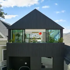 Casa moderna con vistas panorámicas, ideal para escuchar música house 2000.