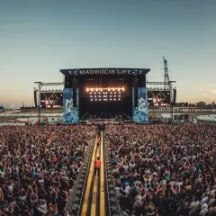 Multitud disfrutando de un concierto de iberdrola music bajo el lema "Madrid is Life".