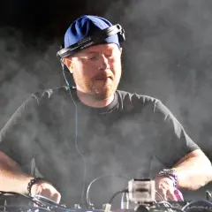 Eric Prydz en Madrid, creando magia sonora con humo y luces.
