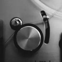 Detalles de una grabadora de cinta analógica, esencial para quienes buscan cómo crear un sello discográfico y capturar la esencia del sonido.