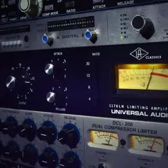 Equipo de audio profesional con medidores VU y controles de ataque, release y ratio. Muestra cómo funciona un compresor en la producción musical.