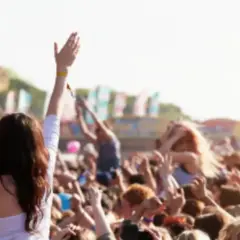 Multitud en un festival, manos al aire, ambiente de rave Madrid.