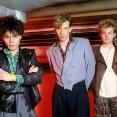 Los miembros de Alphaville posan con estilo ochentero.