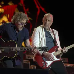 Dos guitarristas legendarios en el escenario, un momento icónico de la industria musical.