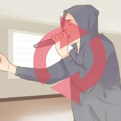 Un cantante de trap con capucha sostiene un micrófono, con un círculo rojo que indica que no se debe usar. Ideas para nombres de cantantes de trap.