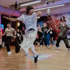 Jóvenes bailando breakdance en un estudio, capturando la energía de cuando se creó el hip hop.