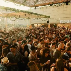Multitud disfrutando de un día soleado en Brunch! Electronic Málaga, con música y buen ambiente.