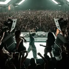 El DJ Klangkuenstler domina el escenario en un club lleno de gente, creando una atmósfera de otro mundo.