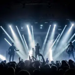 Banda de rock en vivo, luces brillantes y público eufórico. Una escena perfecta para inspirarte en cómo hacer un video musical épico.