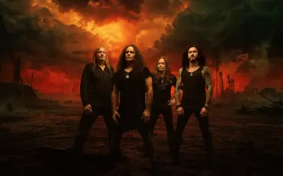 Los miembros de Kreator posan ante un cielo apocalíptico de fuego y humo.