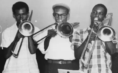 Tres músicos tocando trombones, listos para un concierto de musica ska.