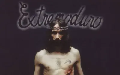 El cantante de Extremoduro, uno de los grupos extremeños de rock más icónicos, con corona de espinas y tatuaje.