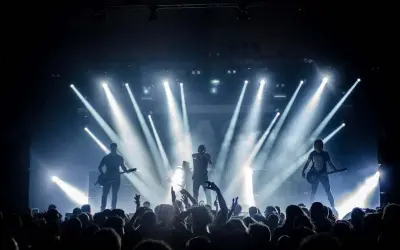 Banda de rock en vivo, luces brillantes y público eufórico. Una escena perfecta para inspirarte en cómo hacer un video musical épico.