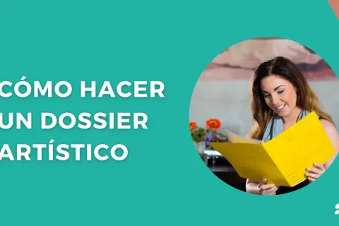 Una mujer sonríe mientras lee un dosier artístico amarillo. El texto indica "Cómo hacer un dosier artístico".