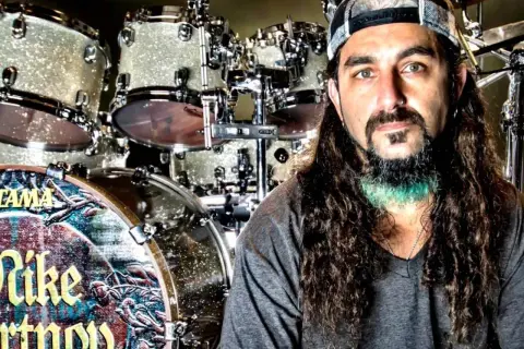 Mike Portnoy, baterista de la banda, posa frente a su set de batería Tama.