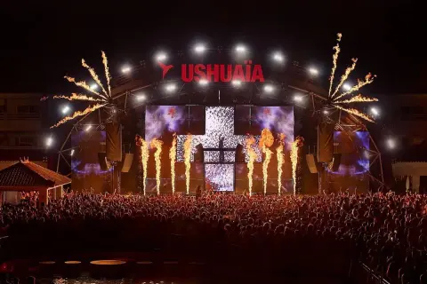 Martin Garrix enciende Ushuaïa con pirotecnia y una multitud vibrante.