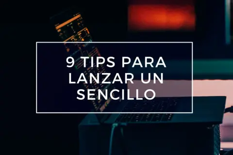 9 consejos para lanzar un sencillo proyecto digital. Un portátil muestra gráficos financieros.