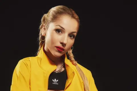 Viviana Casanova, con su edad, luce un look audaz con chaqueta amarilla, top deportivo Adidas y labios rojos.
