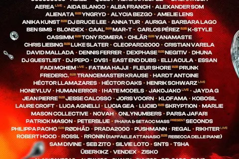 Cartel de artistas con nombres de DJs y fechas de Aquasella.