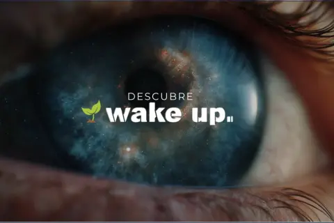 Ojo abierto con galaxia en la pupila y el texto "Descubre wake up festival".
