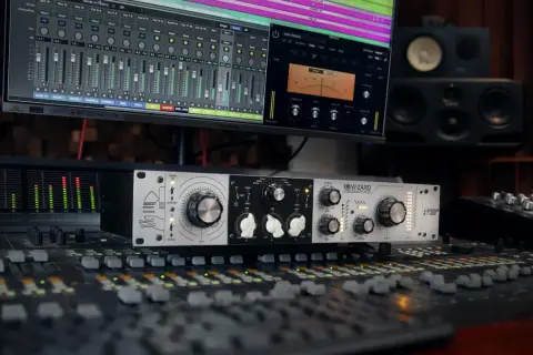Equipo de audio profesional con un saturador de audio en primer plano, listo para dar calidez a las mezclas.