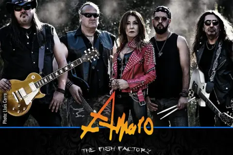 Cinco músicos de rock, con guitarras y baquetas, listos para rockear. Las bases de batería esperan el ritmo.
