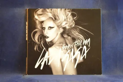 Lady Gaga, con su icónico maquillaje y cabello rubio, posa para la portada de su álbum "Born This Way".