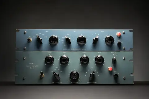 Dos procesadores de dinámica vintage, un Pultec MEQ-5 y un EQP-1A, con sus perillas y selectores listos para dar forma al sonido.