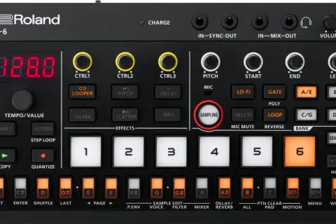 Roland P-6 con botón "SAMPLING" resaltado, un sampler que permite crear música.