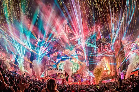 Multitud celebra en Tomorrowland, luces láser, confeti y fuegos artificiales crean un espectáculo mágico. ¡Así es como ir a Tomorrowland!