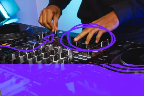 Manos ajustando faders en una mesa de mezclas, clave para aprender como hacer mix de canciones y crear transiciones fluidas.